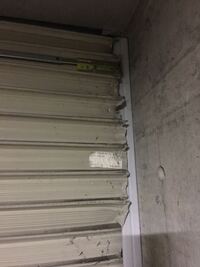 シャッターが降りた状態で 車で少しぶつけてしまい シャッターの片側が Yahoo 知恵袋