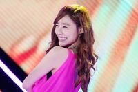 笑うと目が細く 三日月型 なる女の子ってどう思いますか 私自身が笑うと目 Yahoo 知恵袋