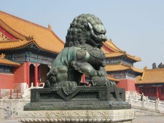 中国の寺や料理店の門で 獅子の狛犬の石像がよく置いてありますが この置物は Yahoo 知恵袋
