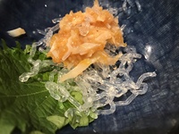 外食で梅水晶を食べると この透明な紐状の何かがよくついてくるのですが これ Yahoo 知恵袋