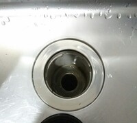 排水溝の掃除について質問です 今写真の様に茶色い汚れみたいなものがこびり付 Yahoo 知恵袋