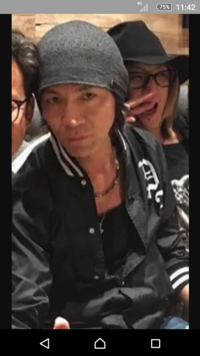 この画像の氷室京介の着ているジャンパーは自社ブランドですか クロムハーツで Yahoo 知恵袋