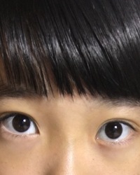 私の目は 写真の通りまっすぐ撮っても右と左で目の高さがちがうきがするんです Yahoo 知恵袋