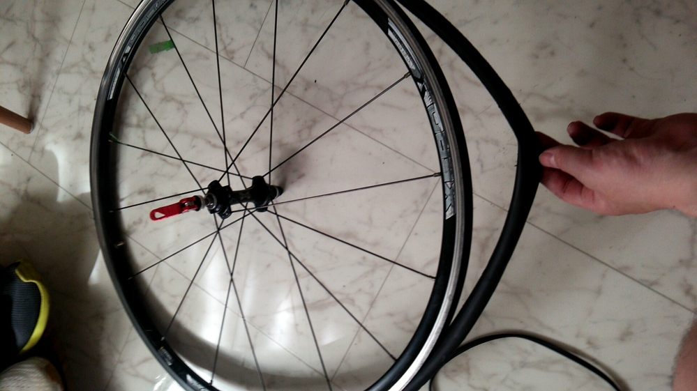 自転車のタイヤのチューブが長い。今日パンク修理をしてて気づいたの 
