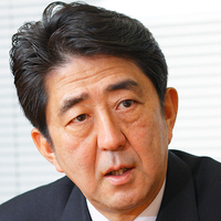 安倍総理大臣の髪型ってジェルかスプレーで固めてますか Yahoo 知恵袋