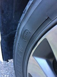 車のタイヤですが タイヤの側面の一部分がコブのようにプクッて膨らんで変形し Yahoo 知恵袋