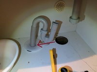 洗面台を右へ２０ｃｍほど移動しました 配水管をどうやって接続しようか悩んでいます 教えて 住まいの先生 Yahoo 不動産