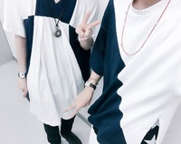 最近天月さん 写真右側 が着ているこの服のシャツと半袖 がどこのものが Yahoo 知恵袋