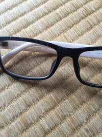 Jinsで一年前にメガネを買いました 黒のフレーム部分が最近ベタベタ Yahoo 知恵袋
