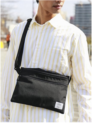 メンズのコサッシュについて質問です この写真のようによくバッグを正面に持っ Yahoo 知恵袋