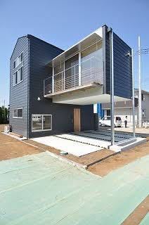実家の駐車場エリアを利用し、一階は駐車場で二階に平屋（部屋）を建て 
