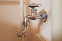 日立のビックドラム（ドラム式洗濯機）の購入を検討しています。

設置について以下のリンクを確認していますが、自宅の水栓の位置が低いため、水栓の形状によって別売の部品が必要なようです。 http://kadenfan.hitachi.co.jp/wash/contents/wash_qa/04.html

・水栓までの高さは1,050mm以上1,200mm未満です。
・水栓の形はおそ...