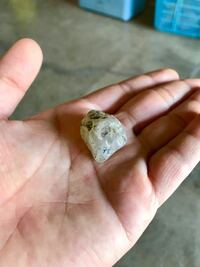 海で半透明な石を拾いました この石は何という名前でしょうか Yahoo 知恵袋