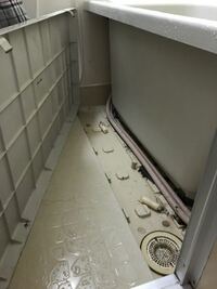 夫が浴槽のふちに乗って 浴槽の側面の壁 みたいになっている部分を支えている棒の様 教えて 住まいの先生 Yahoo 不動産