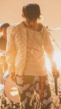 Uverworldのtakuya さんが一滴の影響で履いているこ Yahoo 知恵袋