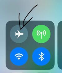 スマホの最上部に 図の様な飛行機 か何かのマークが出ています これは なんじ Yahoo 知恵袋