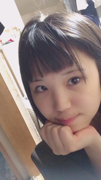 可愛いですか 下から見上げる 手をグーにしてポーズを取る Yahoo 知恵袋