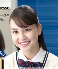 この女性の名前 どなたか知っている方いらっしゃいますか 駅で見かけたポスタ Yahoo 知恵袋