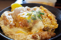 カツ丼 なぜカツ丼の上には必ずといっていいほどグリーンピースや三つ葉を乗 Yahoo 知恵袋