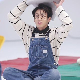 Btsのグクが座布団ゲームで着ていた服と同じ服ってどこかで売って Yahoo 知恵袋