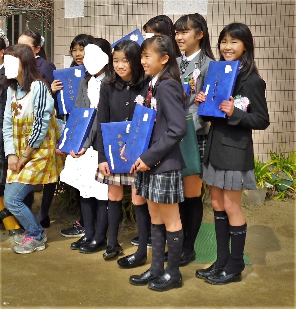 小学校の卒業式で着ました。 小学校の卒業式の女子の服装は、袴より、小学生らしく