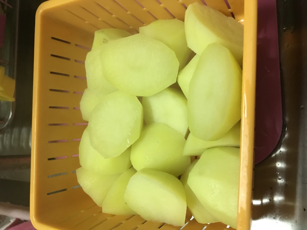 このジャガイモは緑かかってますかね?食べない方がよいのでしょ このジャガイモは緑かかってますかね?食べない方がよいのでしょ