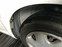 自宅駐車場でぶつけて左後部タイヤの泥よけの部品が外れました Yahoo 知恵袋