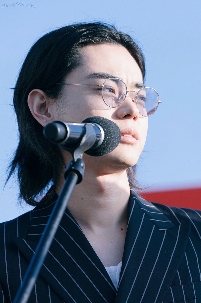 こちらの画像の菅田将暉がかけている、サングラスのブランドを教えて