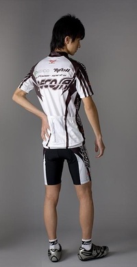 学校とか会社とか 椅子に座って机の上でうつぶせになって寝ていると もの Yahoo 知恵袋