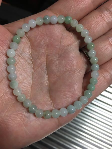 翡翠ヒスイバングル 薄いグレーとグリーンポイントのグラデーション