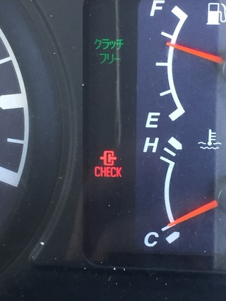 トラックのメーターに表示される赤いチェックと書かれた警告灯が分か Yahoo 知恵袋
