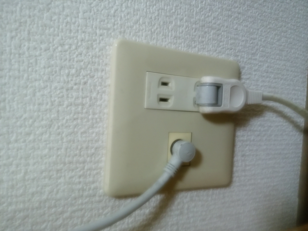 名称を教えて下さい。コンセント左側のテレビのアンテナコードを