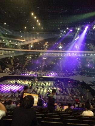 Akb48g二日連続メンバー落下事故花道の異常な細さについて 2 Yahoo 知恵袋