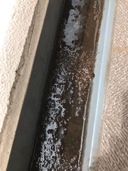 至急※マンションのベランダの排水溝や通路が、泥、小石、水が混ざった 