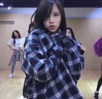 Twicewhatisloveのダンス動画でminaちゃんが着て Yahoo 知恵袋