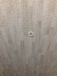 廊下の壁紙 が剥がれてしまいました 直し方や目立たなくする方法を教えて Yahoo 知恵袋