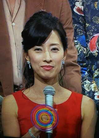 うたコンの小郷知子アナは真っ赤なドレスが可愛いですね うた Yahoo 知恵袋