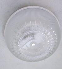 お風呂場で使っている古い電気なんですが、カバーの外し方が解りません 