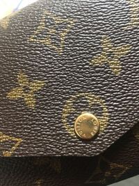 ルイヴィトンの商品を直営店で買うのと正規店で買うのとでは 何か 違 Yahoo 知恵袋