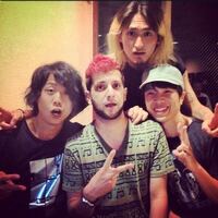 この真ん中にいる外国人の方は誰ですか？ ONE OK ROCKのメンバーとよく一緒にいるのでずっと気になります…