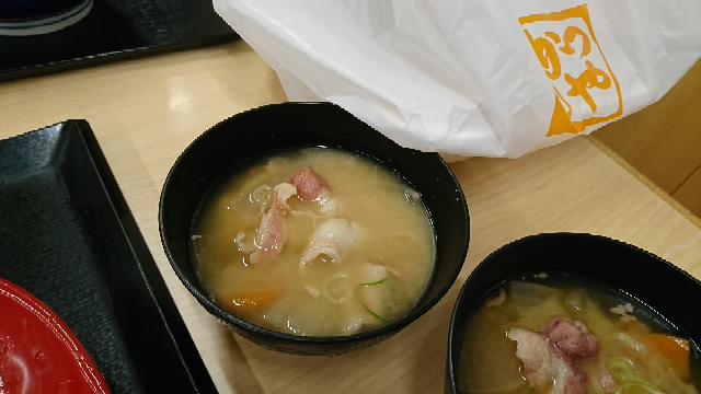 かつやの豚汁の豚肉 一杯の中に三色の豚肉 あきらかに生 途中 Yahoo 知恵袋