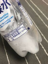 強炭酸水を冷蔵庫から出してキャップを捻ると 一瞬にしてペットボトル内が凍る Yahoo 知恵袋