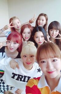 Wekimekiです 1番左にいる赤髪の子と右側のドヨンの隣にいる茶 Yahoo 知恵袋