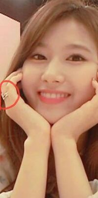 最近 Twiceのサナが右手の薬指に指輪をしていますが 誰かとお揃いな Yahoo 知恵袋