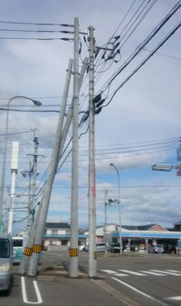 電柱が電柱に寄りかかる というか こんなに斜めでも大丈夫なのでしょうか 何故この 教えて 住まいの先生 Yahoo 不動産