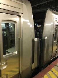 Jr西日本２０７系の中間連結部分 4 3の先頭車連結部分 の通り抜けができ Yahoo 知恵袋
