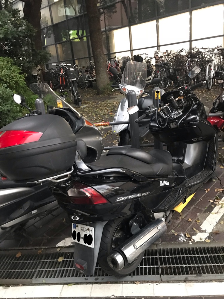 速い！2スト　レッツ2 白ナンバー登録可能です。 白ナンバーのバイクは2人乗り出来ないですよね？この写真のバイクは