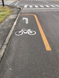 この画像にある自転車マークと黄色ラインの意味を教えて下さい 信号のある交差 Yahoo 知恵袋