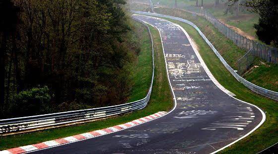 ニュルブルクリンク北コースの路面にはいろいろな落書きがありますが どういう Yahoo 知恵袋