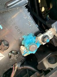 バッテリー端子の青い粉について 車のバッテリーなんですが昨日 ボンネッ Yahoo 知恵袋